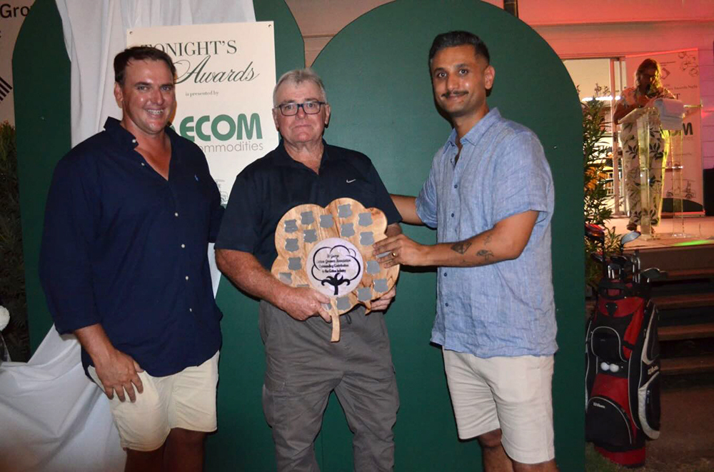 St George CGA Chair Lucas Wuersching (L) and Ecom Trading’s Shay Dhareula, presents the inaugural Outstanding Contribution to the Cotton Industry Award to Peter Francisco